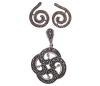 <span class='ref_item'>250 -</span> <span class="object_title">CONJUNTO DE PENDIENTES Y COLGANTE EN PLATA DE LEY CON MARCASITAS</span>  <p><span class="technical_description">Conjunto formado por par de pendiente y un colgante realizados en plata de ley. Los pendientes con diseño de espiral y el colgante de tornapuntas, ambos decorados con marcasitas<br/>Cierre: Presión<br/>Longitud: 2,8cm el colgante</span><br>Peso: <span class="PESO_HCES1">8,20</span> <span class="PESOUMED_HCES1">gr.</span><br></p>