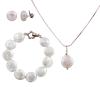 <span class='ref_item'>203 -</span> <span class="object_title">CONJUNTO DE PENDIENTES, PULSERA, COLGANTE Y CADENA EN PLATA DE LEY CON PERLAS CULTIVADAS</span>  <p><span class="technical_description">Conjunto formado por un colgante con cadena, una pareja de pendientes y una pulsera, todo ello realizado en plata de ley y perlas cultivadas en agua dulce aplanadas.<br/>Longitud: 40 la cadena, 18cm la pulsera</span><br>Peso: <span class="PESO_HCES1">31,90</span> <span class="PESOUMED_HCES1">gr.</span><br></p>