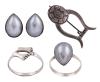 <span class='ref_item'>136 -</span> <span class="object_title">LOTE DE PENDIENTES, SORTIJAS Y BROCHE EN PLATA DE LEY 925 CON PERLAS OSMEÑAS</span>  <p><span class="technical_description">Lote realizado en plata de ley 925 formado por un conjunto de pendientes y sortijas con perlas osmeñas, otra sortija y un broche</span><br>Peso: <span class="PESO_HCES1">10,70</span> <span class="PESOUMED_HCES1">gr.</span><br></p>