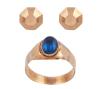 <span class='ref_item'>134 -</span> <span class="object_title">CONJUNTO DE PENDIENTES Y SORTIJA EN ORO 18KT CON PIEDRA AZUL</span>  <p><span class="technical_description">Conjunto de pareja de pendientes y sortija realizados en oro de 18kt. La sortija con piedra azul y por el reverso chapa levantada<br/>Cierre Pendientes: Tuerca<br/>Medida Sortija: 9</span><br>Peso: <span class="PESO_HCES1">2,70</span> <span class="PESOUMED_HCES1">gr.</span><br></p>
