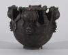 <span class='ref_item'>198 -</span> <span class="object_title">VASIJA CEREMONIAL AFRICANA, FFSS. S.XIX</span>   <p><span class="technique_material">Terracota roja y negra</span><br><span class="technical_description">Realizada en terracota roja y negra, presenta cuatro figuras que sostienen sobre sus cabezas un gran recipiente a modo de ofrenda. A cada lado, figuras talladas.<br/>Presenta ligeras roturas y roces en los bordes superiores y laterales.<br/>Medidas: 20x25cm</span><br></p>