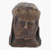 <span class='ref_item'>203 -</span> <span class="object_title">TRABAJO ESCULTÓRICO REPRESENTANDO UN ROSTRO ANCIANO EN BRONCE PESADO</span>   <p><span class="technical_description">Representa un hombre con barba y cabello ondulado cubierto por un manto.<br/>Peso: 1673.1 gr<br/>Medidas: 11x8cm</span><br></p>