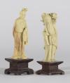 <span class='ref_item'>210 -</span> <span class="object_title">PAREJA DE FIGURAS TALLADAS EN PIEDRA SHOUSHAN</span>   <p><span class="technical_description">Pareja de figuras que representan un hombre y una mujer vestidos con los trajes tradicionales orientales. Realizadas en piedra jabonosa colocadas sobre una base de piedra. <br/>Medidas: 15x7cm y 14x7cm</span><br></p>