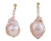 <span class='ref_item'>166 -</span> <span class="object_title">PENDIENTES EN PLATA DE LEY CHAPADA EN ORO, PERLAS CULTIVADAS BARROCAS Y PERLAS PEQUEÑAS</span>  <p><span class="technical_description">Pareja de pendientes largos realizados en plata de ley chapada en oro. Formados por perlas barrocas unidas por pequeñas perlas, todas en color crema y cultivadas en agua dulce.<br/>Cierre: Presión<br/>Longitud: 3cm</span><br>Peso: <span class="PESO_HCES1">9,40</span> <span class="PESOUMED_HCES1">gr.</span><br></p>