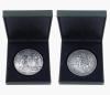 <span class='ref_item'>48 -</span> <span class="object_title">5ª MONEDA EN PLATA DE LEY CONMEMORATIVA DEL IV CENTENARIO DEL DESCUBRIMIENTO DE AMÉRICA. 1892. FIRMADO POR B. MAURA. </span>  <p><span class="technical_description">Anverso: Cristóbal Colón muestra el Nuevo Mundo a su tripulación; y la inscripción: CRISTOBAL COLON DESCUBRIÓ EL NUEVO MUNDO EL DOCE DE OCTUBRE DE MIL CUATROCIENTOS NOVENTA Y DOS, REINANDO EN CASTILLA Y ARAGON DOÑA ISABEL Y DON FERNANDO / B. Maura (exergo). <br/>Reverso: Los Reyes Católicos, en pie ante sus tronos, reciben a Colón acompañado por un grupo de indios que portan sus ofrendas; y la inscripción QUARTO CENTENARIO / M. dccc. xcii (exergo). <br/>Diámetro: 7cm</span><br>Peso: <span class="PESO_HCES1">176</span> <span class="PESOUMED_HCES1">gr.</span><br></p>