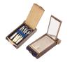 <span class='ref_item'>167 -</span> <span class="object_title">ESTUCHE DE MANICURA ART DECÓ, AÑOS 20.</span>   <p><span class="technical_description">En metal dorado con aplicaciones de esmalte en azul cobalto. Interior con cinco piezas para manicura. Segundo interior con botón para abrir a presión, a modo de polvera con espejo. Tercer interior para barra de labios. <br/>Con ligeras señales de uso.<br/>Medidas: 10x5cm</span><br></p>