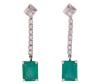 <span class='ref_item'>7 -</span> <span class="object_title">PENDIENTES DE ORO 18KT, ESMERALDAS Y DIAMANTES</span>  <p><span class="technical_description">Pendientes largos con movimiento realizados en oro de 18kt. Con esmeraldas en su talla rectangular con peso total aprox 5ct y diamantes en talla brillante con peso total aprox 0.18ct. <br/>Cierre: Presión<br/>Longitud: 3,5cm</span><br>Peso: <span class="PESO_HCES1">3,70</span> <span class="PESOUMED_HCES1">gr.</span><br></p>
