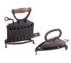 <span class='ref_item'>165 -</span> <span class="object_title">LOTE DE DOS PLANCHAS ANTIGUAS EN ACERO. S.XX</span>   <p><span class="technical_description">Lote formado por dos planchas realizadas en acero con sus bases. Una con partes en madera<br/>Medidas: 24 x 27 x 14cm la grande, 11 x 2 x 12cm la pequeña (ambas contando las bases)</span><br></p>