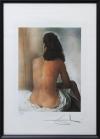 <span class='ref_item'>68 -</span> <span class="object_title">LITOGRAFÍA A COLOR "GALA DESNUDA DE ESPALDAS" FIRMADA A MANO POR DALÍ</span>   <p><span class="author">SALVADOR DALÍ (Figueras, 1904-1989)  </span> <br><span class="technique_material">Litografía</span><br><span class="technical_description">Firmada en lápiz por Salvador Dalí en la esquina inferior derecha y numerado a lápiz CDLXX en esquina inferior izquierda. Edición limitada a 2000 litografías.<br/>Con sello en seco de G DALI FRANCE y pegatina de verificación de autenticidad en el reverso. <br/>Enmarcado en marco negro y metacrilato.<br/>Medidas sin marco: 50x65cm</span><br></p>
