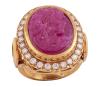 <span class='ref_item'>99 -</span> <span class="object_title">SORTIJA EN ORO 18KT, RUBÍ Y DIAMANTES</span>  <p><span class="technical_description">Sortija realizada en oro de 18kt. Rubí masivo central ovalado con una busto femenino tallado y peso aprox 14.84ct. Orla de diamantes en talla brillante con peso total aprox 1.40ct<br/>Medida Sortija: 13</span><br>Peso: <span class="PESO_HCES1">15,70</span> <span class="PESOUMED_HCES1">gr.</span><br></p>