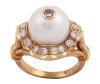 <span class='ref_item'>96 -</span> <span class="object_title">SORTIJA EN ORO 18KT, PERLA AUSTRALIANA  Y DIAMANTES</span>  <p><span class="technical_description">Sortija realizada en oro de 18kt. Con perla australiana central cultivada, con diamantes en centro y orla en talla brillante con peso total aprox 0.65ct<br/>Medida Sortija: 14</span><br>Peso: <span class="PESO_HCES1">11,30</span> <span class="PESOUMED_HCES1">gr.</span><br></p>
