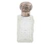 <span class='ref_item'>92 -</span> <span class="object_title">PERFUMERO EN CRISTAL TALLADO Y PLATA DE LEY 925, INGLATERRA, PP S.XX.</span>  <p><span class="technical_description">Perfumero realizado en cristal tallado con formas geométricas. El tapón y la boquilla están realizados en plata de ley con contrastes ingleses. Desperfectos en tapón y boquilla.<br/>Medidas: 11 x 4 x 4cm<br/>Peso bruto total: 179,2gr </span><br></p>