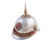 <span class='ref_item'>189 -</span> <span class="object_title">CASCO PERTENECIENTE A LA GUARDIA INTERIOR DEL PALACIO DEL PARDO, AÑOS 60-70.</span>   <p><span class="technical_description">En metal con escudo de la casa Militar de Franco, laureado central esmaltado y aplicaciones en metal dorado de leones en laterales y moldura superior. Con correa frontal en tejido rojo y detalles metálicos dorados. <br/>Muestra señales de uso.</span><br></p>