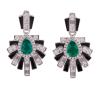 <span class='ref_item'>160 -</span> <span class="object_title">PENDIENTES EN PLATA 925 ESMERALDAS SINTÉTICAS Y CIRCONITAS</span>  <p><span class="technical_description">Pareja de pendientes realizados en plata de ley 925. Con esmeraldas sintéticas centrales en talla perilla, acompañadas de circonitas y esmalte negro<br/>Cierre: Presión<br/>Longitud: 2,5cm</span><br>Peso: <span class="PESO_HCES1">5</span> <span class="PESOUMED_HCES1">gr.</span><br></p>