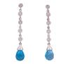 <span class='ref_item'>18 -</span> <span class="object_title">PENDIENTES EN ORO BICOLOR 18KT, TOPACIOS Y DIAMANTES</span>  <p><span class="technical_description">Pareja de pendientes largos con movimiento realizados en oro bicolor de 18kt. Con remate de topacios en talla briolette de peso total aprox 0.80ct y chatones de diamantes en talla brillante con peso total aprox 0.10ct<br/>Cierre: Presión (en oro amarillo)<br/>Longitud: 3cm</span><br>Peso: <span class="PESO_HCES1">2,40</span> <span class="PESOUMED_HCES1">gr.</span><br></p>