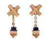 <span class='ref_item'>240 -</span> <span class="object_title">PENDIENTES EN ORO 18KT Y LAPISLÁZULI</span>  <p><span class="technical_description">Pareja de pendientes largos con movimiento realizados en oro de 18kt. En pendentif tallas cuadradas de lapislázuli sobre adorno con filigrana<br/>Cierre: Presión<br/>Longitud: 2,5cm</span><br>Peso: <span class="PESO_HCES1">5,10</span> <span class="PESOUMED_HCES1">gr.</span><br></p>
