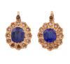 <span class='ref_item'>145 -</span> <span class="object_title">PENDIENTES VINTAGE EN ORO 18KT, ESPINELAS SINTÉTICAS AZULES Y DIAMANTES</span>  <p><span class="technical_description">Pareja de pendientes vintage realizados en oro de 18kt. Formados por rosetas con espinelas sintéticas azules en talla oval, orladas por diamantes en talla rosa con peso total aprox 0.12ct. <br/>Cierre: Ballestilla</span><br>Peso: <span class="PESO_HCES1">2,30</span> <span class="PESOUMED_HCES1">gr.</span><br></p>