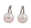 <span class='ref_item'>187 -</span> <span class="object_title">PENDIENTES EN ORO 18KT, PERLAS CULTIVADAS Y DIAMANTES</span>  <p><span class="technical_description">Pareja de pendientes realizados en oro de 18kt. Con perlas cultivadas de color blanco calibradas aprox en 8,8mm y diamantes en talla brillante con peso total aprox 0.06ct. <br/>Cierre: Presión</span><br>Peso: <span class="PESO_HCES1">2,80</span> <span class="PESOUMED_HCES1">gr.</span><br></p>