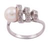 <span class='ref_item'>136 -</span> <span class="object_title">SORTIJA EN ORO 18KT, PERLA CULTIVADA Y DIAMANTES</span>  <p><span class="technical_description">Sortija realizada en oro de 18kt. Formada por bandas cuajadas de diamantes en talla brillante con peso total aprox 0.10ct y una perla cultivada de color blanco calibrada aprox de 8,2mm<br/>Medida Sortija: 18</span><br>Peso: <span class="PESO_HCES1">5,50</span> <span class="PESOUMED_HCES1">gr.</span><br></p>