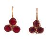 <span class='ref_item'>230 -</span> <span class="object_title">PENDIENTES VINTAGE EN ORO 18KT Y PIEDRAS ROJAS</span>  <p><span class="technical_description">Pareja de pendientes vintage realizados en oro de 18kt con piedras rojas símil de rubí en talla redonda<br/>Cierre: Ballestilla</span><br>Peso: <span class="PESO_HCES1">1,10</span> <span class="PESOUMED_HCES1">gr.</span><br></p>