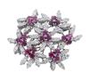 <span class='ref_item'>267 -</span> <span class="object_title">BROCHE EN ORO 18KT, RUBÍES Y DIAMANTES</span>  <p><span class="technical_description">Broche realizado en oro de 18kt. Con diseño de ramo de flores adornado por 21 rubíes en talla redonda con peso total aprox 3.80ct y diamantes en talla brillante con un peso aprox 1.25ct<br/>Cierre: Doble aguja con mecanismo de seguridad<br/>Diámetro: 4,5cm</span><br>Peso: <span class="PESO_HCES1">32,40</span> <span class="PESOUMED_HCES1">gr.</span><br></p>