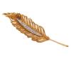 <span class='ref_item'>160 -</span> <span class="object_title">BROCHE EN ORO BICOLOR 18KT Y DIAMANTES</span>  <p><span class="technical_description">Broche realizado en oro bicolor de 18kt. Diseño de pluma y banda central con diamantes en talla rosa sobre vistas en blanco con un peso aprox 0.08ct<br/>Cierre: Aguja con mecanismo de seguridad<br/>Longitud: 6,5cm</span><br>Peso: <span class="PESO_HCES1">8,60</span> <span class="PESOUMED_HCES1">gr.</span><br></p>