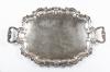 <span class='ref_item'>292 -</span> <span class="object_title">GRAN BANDEJA DE PLATA 925 ESPAÑOLA S.XX</span>  <p><span class="technical_description">Gran bandeja realizada en plata de ley 925. Con bordes y asas ornamentadas con flores, motivos sinuosos y orgánicos. Base grabada a buril con decoración vegetal. Contrastes de época e inscripción "J.PEREZ FDEZ".<br/>Medidas: 62,5 x 40cm (incluido asas)<br/>Peso neto de la plata: 1822,3gr<br/> </span><br></p>