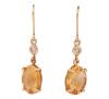 <span class='ref_item'>135 -</span> <span class="object_title">PENDIENTES EN ORO 18KT, CITRINOS Y DIAMANTES</span>  <p><span class="technical_description">Pareja de pendientes con movimiento realizados en oro de 18kt. Formados por cuarzos citrinos en talla oval fantasía con peso total aprox 4ct y en la parte superior diamantes en talla brillante con peso total aprox 0.05ct. <br/>Cierre: Gancho<br/>Longitud: 3cm</span><br>Peso: <span class="PESO_HCES1">1,80</span> <span class="PESOUMED_HCES1">gr.</span><br></p>