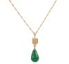<span class='ref_item'>271 -</span> <span class="object_title">COLGANTE Y CADENA EN ORO 18KT, ESMERALDA Y DIAMANTES</span>  <p><span class="technical_description">Colgante con cadena realizados en oro de 18kt. El colgante formado por una esmeralda masiva en cabujón con forma de gota y peso aprox 2.40ct y en la parte superior diamantes en talla brillante con peso total aprox 0.04ct. Cadena de eslabón rizado <br/>Cierre: Reasa<br/>Longitud de la cadena: 40cm</span><br>Peso: <span class="PESO_HCES1">2,30</span> <span class="PESOUMED_HCES1">gr.</span><br></p>