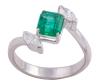 <span class='ref_item'>5 -</span> <span class="object_title">SORTIJA EN ORO 18KT, ESMERALDA Y DIAMANTES</span>  <p><span class="technical_description">Sortija realizada en oro de 18kt. Formada por un esmeralda en su talla rectangular con peso aprox 1.10ct y a los lados diamantes en talla marquise con peso total aprox 0.42ct<br/>Medida Sortija: 12</span><br>Peso: <span class="PESO_HCES1">4,90</span> <span class="PESOUMED_HCES1">gr.</span><br></p>