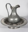 <span class='ref_item'>222 -</span> <span class="object_title">AGUAMANIL CON JOFAINA INGLÉS, S.XIX</span>   <p><span class="technical_description">Lote de aguamanil con jofaina realizado en metal plateado con marcas inglesas. Decoración tallada floral. Desperfecto en la base de la jofaina y alguna pequeña marca en el aguamanil<br/>Diámetro palangana: 46cm<br/>Altura jarra: 38,5cm</span><br></p>