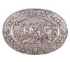 <span class='ref_item'>284 -</span> <span class="object_title">BANDEJA EN PLATA DE LEY. S XIX</span>  <p><span class="technical_description">Bandeja decorativa realizada en plata de ley con contrastes, siglo XIX. Con decoración repujada representando en relieve una batalla, posiblemente la de Qarqar (853 a.C.) donde murió el rey israelí Acab por una flecha. Orla con decoración vegetal y bustos de guerreros. Agujero superior para colgarlo y topes de fieltro en parte trasera.<br/>Medidas: 46 x 65cm<br/>Peso bruto total: 1010gr</span><br></p>