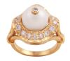 <span class='ref_item'>206 -</span> <span class="object_title">SORTIJA EN ORO 18KT, PERLA CULTIVADA AUSTRALIANA Y DIAMANTES</span>  <p><span class="technical_description">Sortija realizada en oro de 18kt. Con perla australiana central cultivada calibrada en 10,10mm, con diamantes en centro y orla en talla brillante con peso total aprox 0.65ct<br/>Medida Sortija: 12</span><br>Peso: <span class="PESO_HCES1">9,70</span> <span class="PESOUMED_HCES1">gr.</span><br></p>