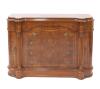 <span class='ref_item'>238 -</span> <span class="object_title">MUEBLE CUBERTERO EN MADERA DE NOGAL Y MARQUETERÍA, S. XX</span>   <p><span class="technical_description">Con cuatro cajones compartimentados en su interior para cubiertos y con tiradores en metal dorado. Con puertas laterales. <br/>La superficie muestra un ligero desperfecto. <br/>Medidas: 81x118x36cm</span><br></p>