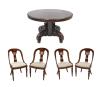 <span class='ref_item'>230 -</span> <span class="object_title">CONJUNTO DE MESA DE COMEDOR Y CUATRO SILLAS EN MADERA DE NOGAL.</span>   <p><span class="technical_description">Mesa redonda de comedor con patas talladas en el centro con tabla extensible. <br/>Medidas mesa: 120x75cm<br/>Conjunto de cuatro sillas decoradas en marquetería y talladas en respaldo y patas torneadas. Tapizadas con tejido beige de motivos florales y rombos. <br/>Medidas sillas: 92,5x49x45cm</span><br></p>