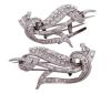 <span class='ref_item'>96 -</span> <span class="object_title">BROCHE DOBLE CLIP EN PLATINO Y DIAMANTES</span>  <p><span class="technical_description">Broche doble clip realizado en platino. Con dos partes simétricas que se pueden acoplar, de diseño de hojas con bandas onduladas y carriles cuajados de diamantes en talla brillante y trapecio con peso total aprox 5.20ct. Falta un diamante baguette.<br/>Cierre: Doble aguja con mecanismo de seguridad<br/>Medidas: 6 x 4cm cada parte</span><br>Peso: <span class="PESO_HCES1">4,30</span> <span class="PESOUMED_HCES1">gr.</span><br></p>