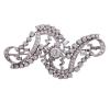 <span class='ref_item'>60 -</span> <span class="object_title">BROCHE EN ORO 14KT Y DIAMANTES</span>  <p><span class="technical_description">Broche realizado en oro de 14kt. Diseño de bandas y carriles ondulados cuajados de diamantes en talla brillante y trapecio con peso total aprox 3.85ct (0.75ct el central)<br/>Cierre: Aguja con mecanismo de seguridad<br/>Medidas: 6,3 x 3,5cm cada parte</span><br>Peso: <span class="PESO_HCES1">17,70</span> <span class="PESOUMED_HCES1">gr.</span><br></p>