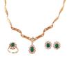 <span class='ref_item'>51 -</span> <span class="object_title">CONJUNTO DE COLLAR, PENDIENTES Y SORTIJA EN ORO 18KT, ESMERALDA Y DIAMANTES</span>  <p><span class="technical_description">Aderezo formado por collar, par de pendientes y sortija realizados en oro de 18kt. Esmeraldas centrales en talla redonda y perilla con peso total aprox 2.37ct. En orlas y eslabones del collar diamantes en talla brillante con peso total aprox 4ct. <br/>Medida Sortija: 11<br/>Cierre: Bllestilla los pendientes, pestaña el collar<br/>Longitud: 40cm el collar</span><br>Peso: <span class="PESO_HCES1">27,70</span> <span class="PESOUMED_HCES1">gr.</span><br></p>