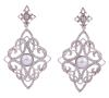 <span class='ref_item'>194 -</span> <span class="object_title">PENDIENTES EN ORO 18KT, PERLAS CULTIVADAS Y DIAMANTES. FIRMADOS "MONNA"</span>  <p><span class="technical_description">Pareja de pendientes largos realizados en oro de 18kt, con la firma grabada "Monna". En el centro perlas cultivadas de color blanco calibradas aprox en 9,4mm y composición de bandas onduladas cuajadas  de diamantes en talla brillante con peso total aprox 3.70ct<br/>Cierre: Presión<br/>Longitud: 7cm</span><br>Peso: <span class="PESO_HCES1">23,30</span> <span class="PESOUMED_HCES1">gr.</span><br></p>