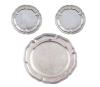 <span class='ref_item'>288 -</span> <span class="object_title">LOTE DE 3 BANDEJAS EN PLATA 925</span>  <p><span class="technical_description">Lote compuesto por 3 bandejas realizados en plata de ley 925, una de las dos pequeñas con etiqueta de Joyería Jose A. Agruña<br/>Peso neto de la plata: 550gr</span><br></p>