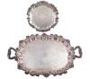 <span class='ref_item'>289 -</span> <span class="object_title">LOTE DE DOS GRANDES BANDEJAS EN PLATA 925</span>  <p><span class="technical_description">Lote realizado en plata de ley 925 compuesto por una gran bandera con asas y otra con forma redonda, ambas repujadas y con patas. Grabación en la grande las iniciales "M" y "C"<br/>Peso neto de la plata: 3340gr</span><br></p>
