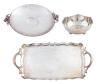 <span class='ref_item'>293 -</span> <span class="object_title">LOTE DE TRES RECIPIENTES EN PLATA 925</span>  <p><span class="technical_description">Lote realizado en plata de ley 925 compuesto por un frutero con asas repujadas, un bol y una bandeja con asas y etiqueta de Joyería Santos<br/>Peso neto de la plata: 1110gr</span><br></p>