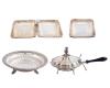 <span class='ref_item'>298 -</span> <span class="object_title">LOTE DE CINCO PIEZAS EN PLATA 925</span>  <p><span class="technical_description">Lote realizado en plata de ley 925 compuesto por un entremesero de dos cuerpos, una bandeja a juego con etiqueta de Román Joyero, un frutero y un calentador con mango de madera lacada en negro con etiqueta de Joyería Pérez Fernández <br/>Peso bruto total: 910gr</span><br></p>