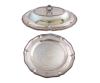 <span class='ref_item'>296 -</span> <span class="object_title">LOTE DE DOS FUENTES EN PLATA 925</span>  <p><span class="technical_description">Lote realizado en plata de ley 925 compuesto por una fuente redonda con decoración de bisel con la grabación "L F" y otra fuente con tapa para presentar, con un asidero que se puede quitar convirtiéndola en otra fuente con la grabación "M-S"<br/>Peso bruto total: 2280gr</span><br></p>