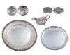<span class='ref_item'>300 -</span> <span class="object_title">LOTE DE 7 PIEZAS EN METAL PLATEADO</span>  <p><span class="technical_description">Lote realizado en metal plateado compuesto por dos bandejas redondas, una con borde repujado y otra biselado, dos pares de ceniceros, unos con motivos frutales y otros con escudo de España y efigie de los Reyes Católicos y una salsera</span><br>Peso: <span class="PESO_HCES1">1660</span> <span class="PESOUMED_HCES1">gr.</span><br></p>