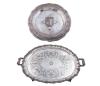 <span class='ref_item'>299 -</span> <span class="object_title">LOTE DE DOS GRANDES FUENTES EN METAL PLATEADO</span>  <p><span class="technical_description">Lote realizado en metal plateado compuesto por dos fuentes, una redonda con escudo grabado y otra ovalada con asa y grabación "M-C"</span><br>Peso: <span class="PESO_HCES1">3280</span> <span class="PESOUMED_HCES1">gr.</span><br></p>