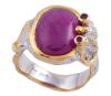 <span class='ref_item'>104 -</span> <span class="object_title">SORTIJA EN PLATA 925 CON CHAPADO EN ORO Y RUBÍES. JOYERÍA DE AUTOR, PIEZA ÚNICA</span>  <p><span class="technical_description">Sortija realizada en plata de ley 925 con contraste y partes chapadas en oro. Gran rubí central en cabujón oval con peso aprox 8ct y dos pequeños rubíes en talla redonda con peso total aprox 0.05ct<br/>Medida Sortija: 12</span><br>Peso: <span class="PESO_HCES1">9,70</span> <span class="PESOUMED_HCES1">gr.</span><br></p>