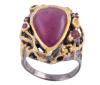 <span class='ref_item'>252 -</span> <span class="object_title">SORTIJA EN PLATA 925 CON CHAPADO EN ORO Y RUBÍES. JOYERÍA DE AUTOR, PIEZA ÚNICA</span>  <p><span class="technical_description">Sortija realizada en plata de ley 925 con contraste y partes chapadas en oro. Rubí central en cabujón con forma perilla y peso aprox 6ct, rodeado de más rubíes en talla oval y redonda con peso aprox 0.10ct<br/>Medida Sortija: 15</span><br>Peso: <span class="PESO_HCES1">11,60</span> <span class="PESOUMED_HCES1">gr.</span><br></p>