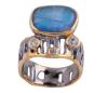 <span class='ref_item'>32 -</span> <span class="object_title">SORTIJA EN PLATA 925 CON CHAPADO EN ORO, LABRADORITA Y TOPACIOS. JOYERÍA DE AUTOR, PIEZA ÚNICA</span>  <p><span class="technical_description">Sortija realizada en plata de ley 925 con contraste y partes chapadas en oro. Gran labradorita en cabujón con peso aprox 5ct y tres topacios azules con peso total aprox 0.14ct<br/>Medida Sortija: 16</span><br>Peso: <span class="PESO_HCES1">8,50</span> <span class="PESOUMED_HCES1">gr.</span><br></p>