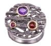 <span class='ref_item'>100 -</span> <span class="object_title">SORTIJA EN PLATA 925 CON CHAPADO EN ORO, AMATISTA Y ZAFIROS. JOYERÍA DE AUTOR, PIEZA ÚNICA</span>  <p><span class="technical_description">Sortija realizada en plata de ley 925 con contraste y partes chapadas en oro. Diseño circular con una amatista en talla redonda de peso aprox 0.60ct y dos zafiros fancy en talla redonda con peso aprox 0.35ct<br/>Medida Sortija: 15</span><br>Peso: <span class="PESO_HCES1">6,30</span> <span class="PESOUMED_HCES1">gr.</span><br></p>